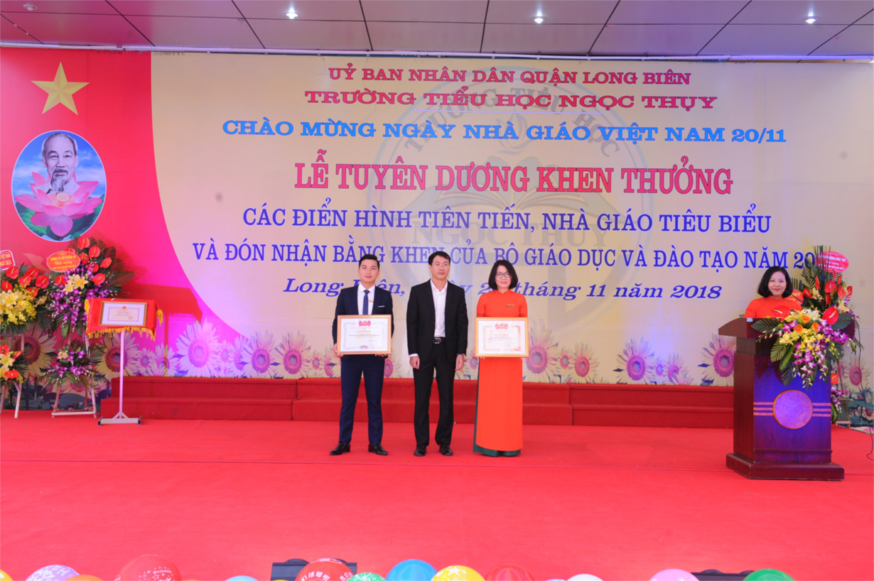 Hình ảnh đ/c Lê Đăng Lễ - PCT UBND phường trao thưởng cho các thầy cô đạt khen thưởng cấp TW